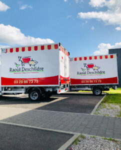 Covering rouge et blanc sur camion pour l'entreprise Raoul Deschildre